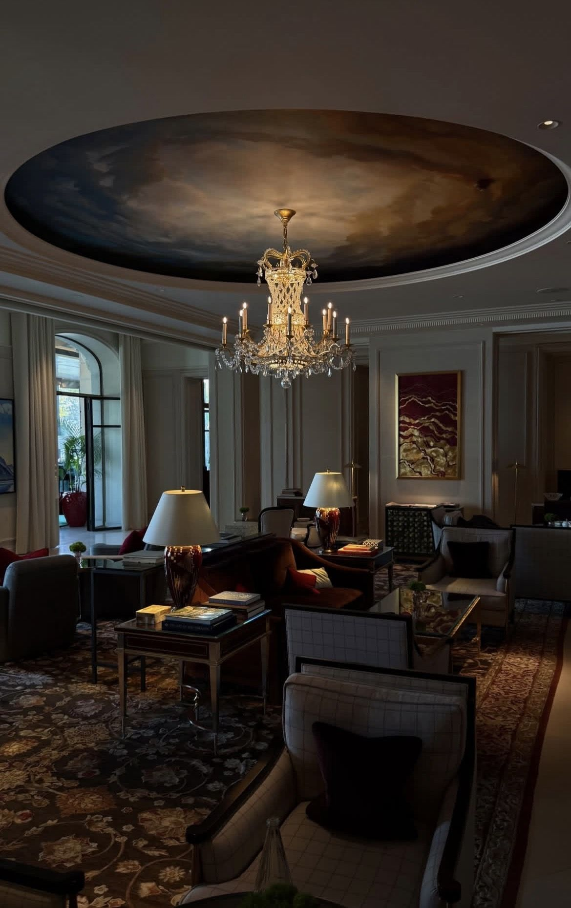 Salon Paris — plafond peint et lustre
